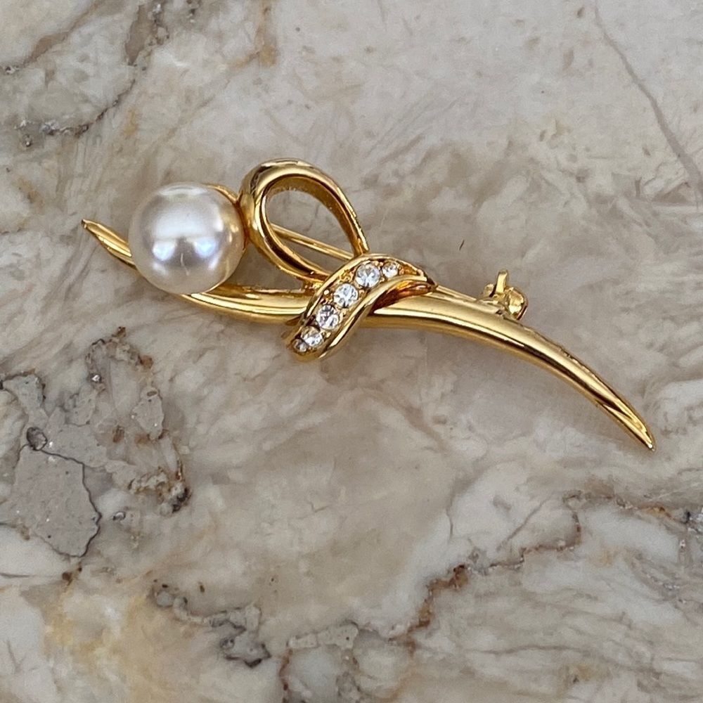 Vintage Gold Tone & Faux Pearl Brooch